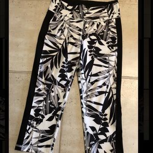 Old navy black and white active leggings size L